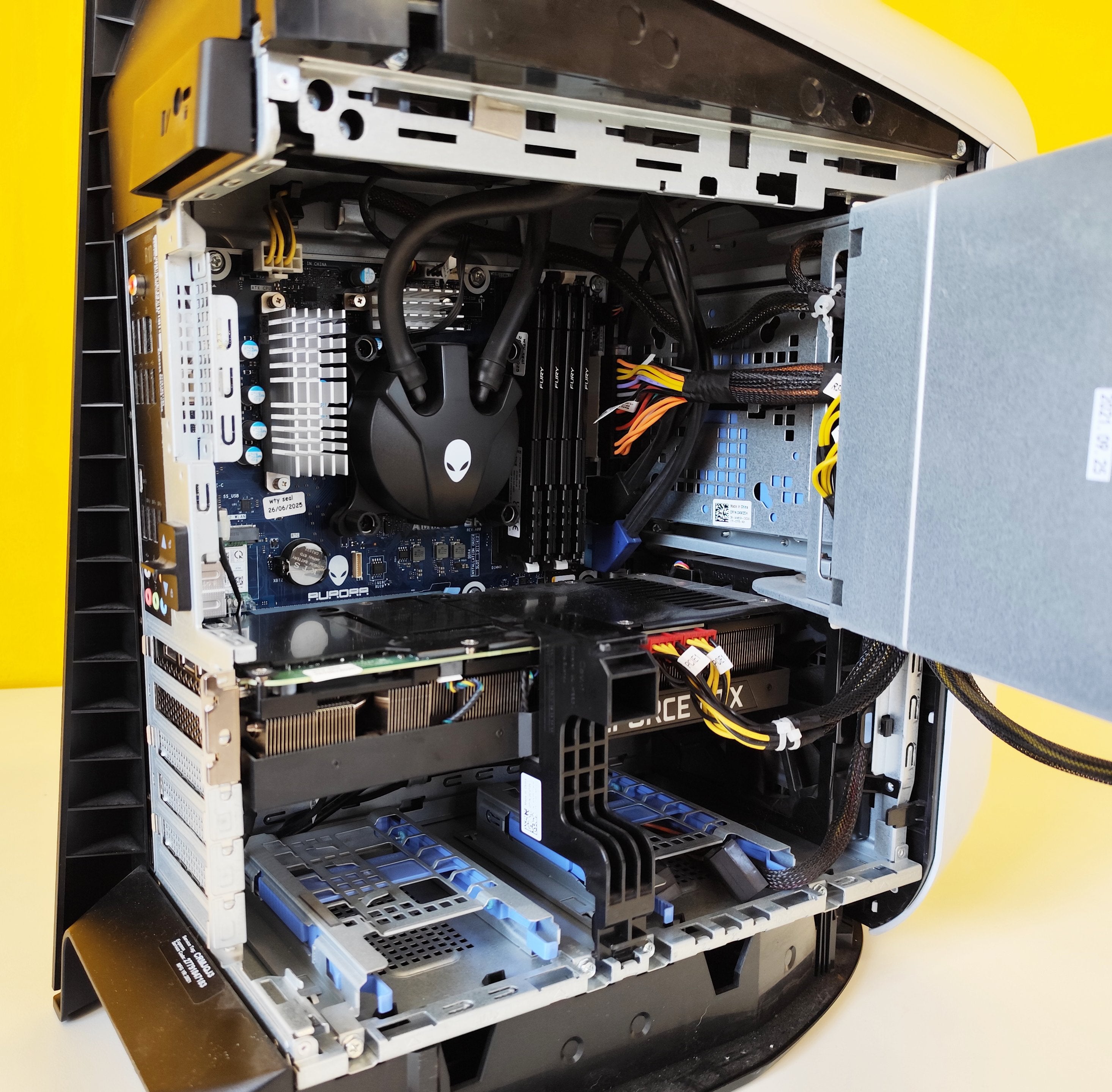 Vista interna completa del Dell Alienware Aurora R10 con componenti di fascia alta, Ryzen 9, 128GB RAM e RTX 3080Ti. Vista interna completa del Dell Alienware Aurora R10 con componenti di fascia alta, Ryzen 9, 128GB RAM e RTX 3080Ti.